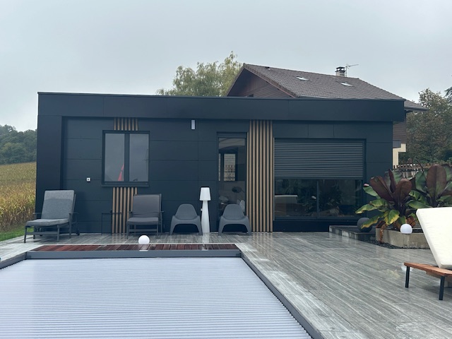 Cottage Modulart Essentia – showroom Cottage Modulart Essentia présenté dans le showroom avec terrasse et piscine